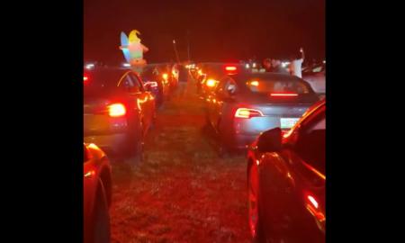 „Tesla“ pabaiga. Žmonės išeina į gatves“ (Video)