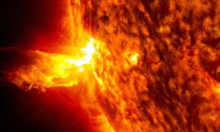 Šiandien. „Dvigubas sprogimas“ Saulėje (Video)