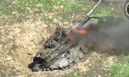 Rusijos tankai dingsta. Milžiniškuose bombų krateriuose (Video)