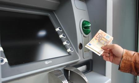 Pinigų yra, bet išsigryninti negali... Kodėl „Swedbank“ korteles turintys žmonės renkasi SEB bankomatus