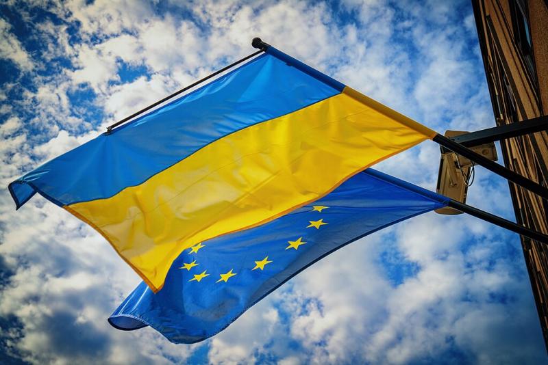 Ukrainos ir ES vėliavos