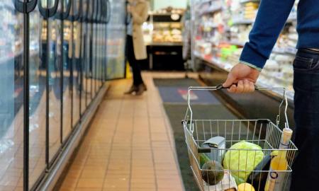 12 € įėjimo mokestis į maisto prekių parduotuvę. Pirkėjai pasibaisėję