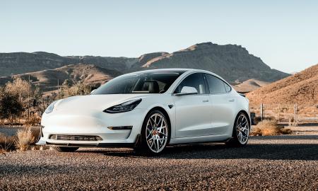 Košmaras „Teslai“. JAV skelbia elektromobilių atsisakymą