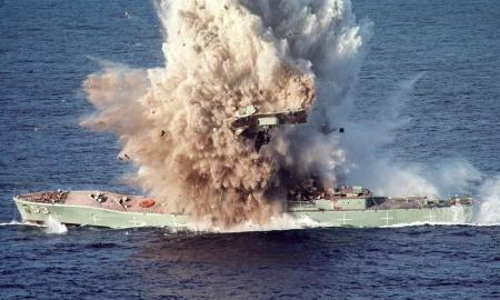 Torpeda suplėšė didelį laivą į gabalus. „Grasina JAV“ (Video)