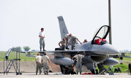 Netikėta, bet labai reikalinga parama. F-16 iš JAV keliauja į Ukrainą (Foto)