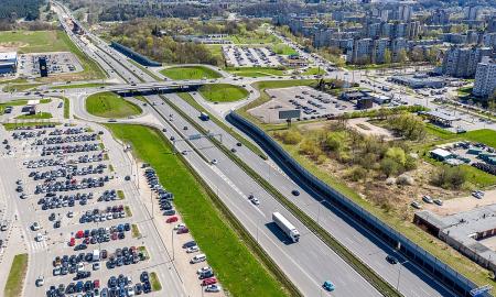 Greitkelyje – chaosas. Šimtai automobilių su pradurtomis padangomis. Kas vyksta? (Foto)