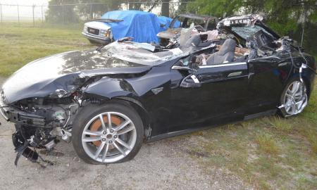 „Tesla“ skęsta, o Muskas ją tempia žemyn. „Ir tunelio gale šviesos nematyti...“