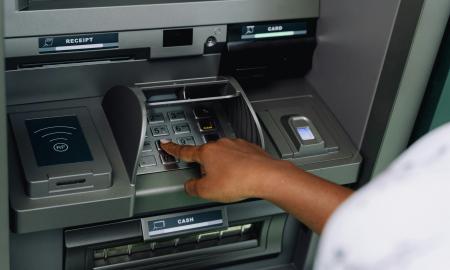 Išgryninate pinigus iš bankomato? Atkreipkite dėmesį į įspėjamuosius ženklus