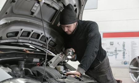 Po kapotu byra centai? Neignoruokite šio garso. Priešingu atveju mechanikas nespės skaičiuoti uždarbio