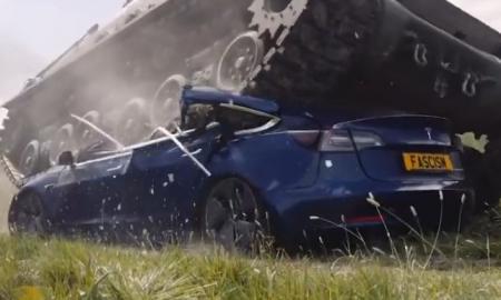 „Paskutinis nacių automobilis.“ Karo veteranas su tanku. Internautai pašėlo, ką jis padarė „Tesla“ automobiliui (Video)