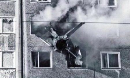 Naikintuvas rėžėsi į daugiabutį. Kilo panika. Kas vyksta? (Foto)