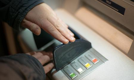 Ką daryti, jei jūsų kortelę „prarijo“ bankomatas – paprasti veiksmai, kad neprarastumėte galimybės naudotis pinigais