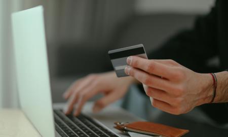 Reguliariai pervedate nedideles sumas? Mokesčių inspekcija gali jumis susidomėti
