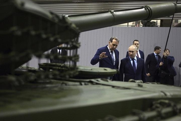 Rusijos prezidentas Vladimiras Putinas* (antras iš kairės) lankosi „Uralvagonzavod“ gamykloje Nižnij Tagile