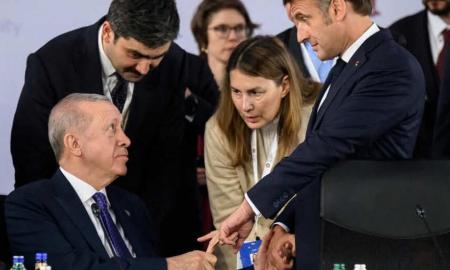 Diplomatinis susidūrimas. Erdoganas sugriebė Macroną. Kas vyksta? (Video)