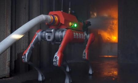 Pavojinga aplinka – ne kliūtis. Robotizuotas ugniagesys šaudo vandenį 60 metrų atstumu (Video)
