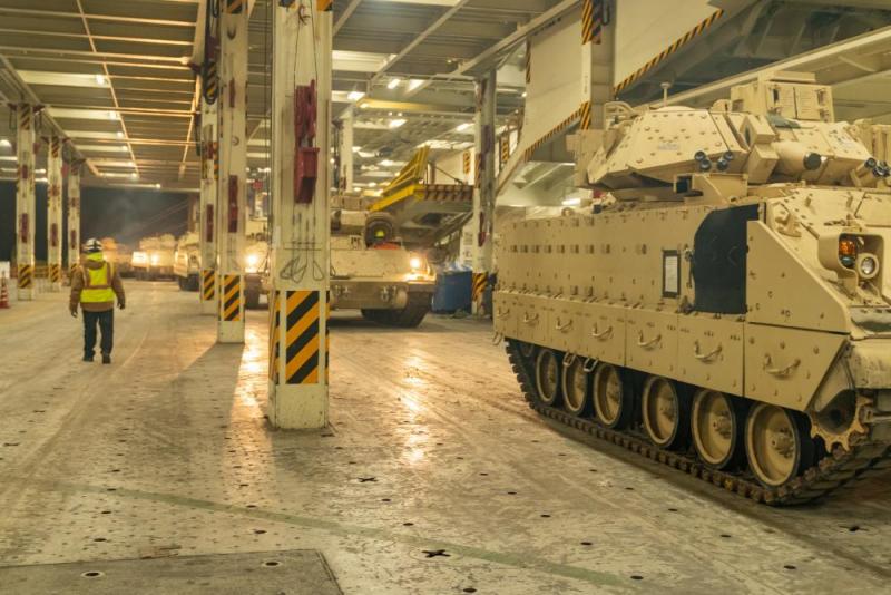 Pėstininkų kovos mašinos „Bradley“ pakeliui į Ukrainą