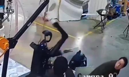 „Turėtume juos sustabdyti dabar, kol dar nevėlu.“ Robotas užpuolė inžinierius (Video)