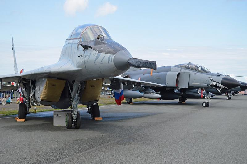 MiG-29 (kairėje) ir F-4E Phantom II