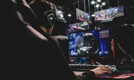 Kaip išsirinkti žaidimų stalą: ergonomika, formos ir funkcijos