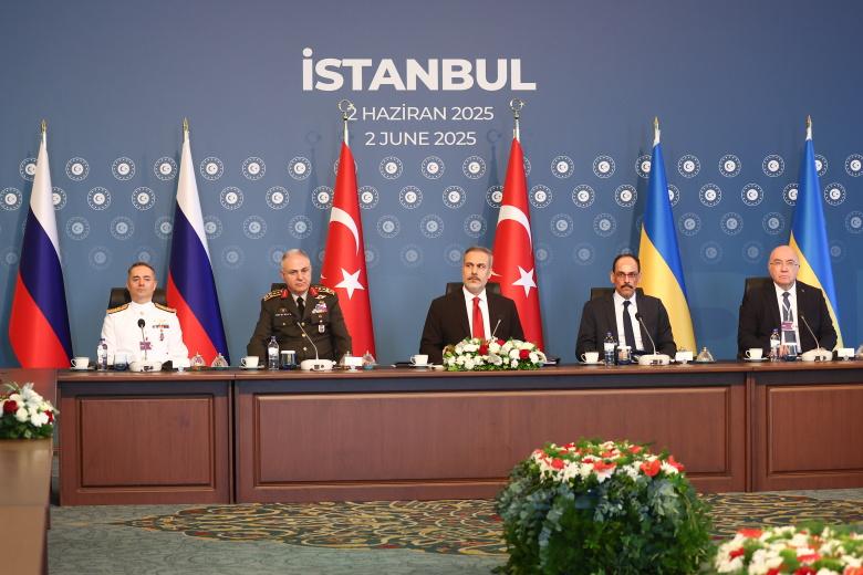 Derybų tarp Rusijos ir Ukrainos Stambule dalyviai