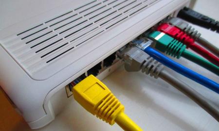 „Jis kabo ant sienos ir vagia jūsų internetą: pagrindinis „Wi-Fi“ priešas kiekviename bute“