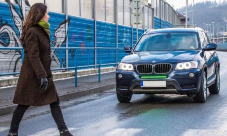 Naujas privalomas apšvietimas automobiliuose? Žalias priekinis žibintas