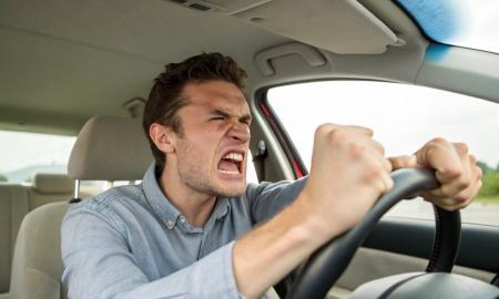 „Žiūrėkite į priekį!“ Nauja automobilio funkcija veda vairuotojus iš proto