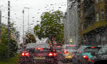Vos šiek tiek lietaus ir automobilis išprotėja. Tūkstančiai automobilių turi šią problemą