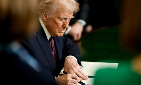 „Tai bus Trumpo prezidentavimo pabaiga.“ Trumpas skubiai išvyksta į Baltuosius rūmus, šaukiamas skubus posėdis