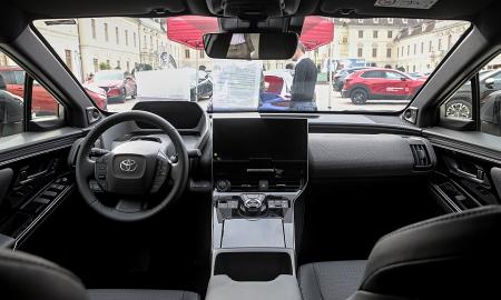 „Toyota“ vadovas šokiravo: „Tokie automobiliai 3 kartus blogiau nei hibridai. Nukentės milijonai“