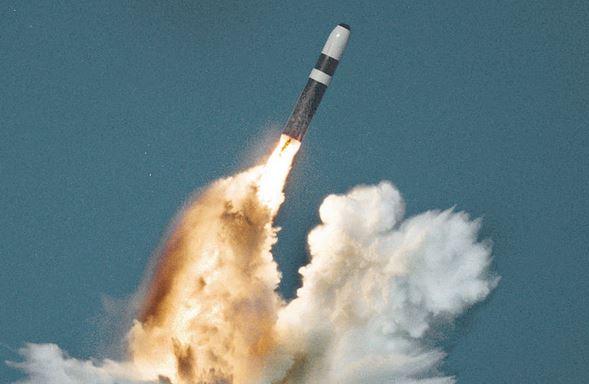 Balistinės raketos paleidimas