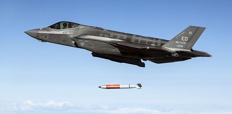 Naikintuvas F-35A su B61-12 bomba