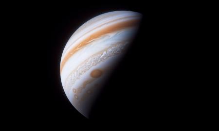 Saulės sistemoje nieko panašaus nėra. Jupiterį supa nežinoma medžiaga