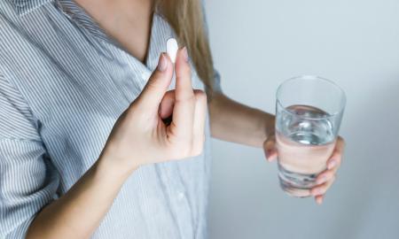 Įspėja šiukštu nemaišyti ibuprofeno su šiais vaistais: galite pradėti vemti krauju