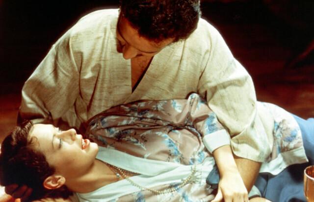 Kadras iš filmo „Emmanuelle“ (1974)
