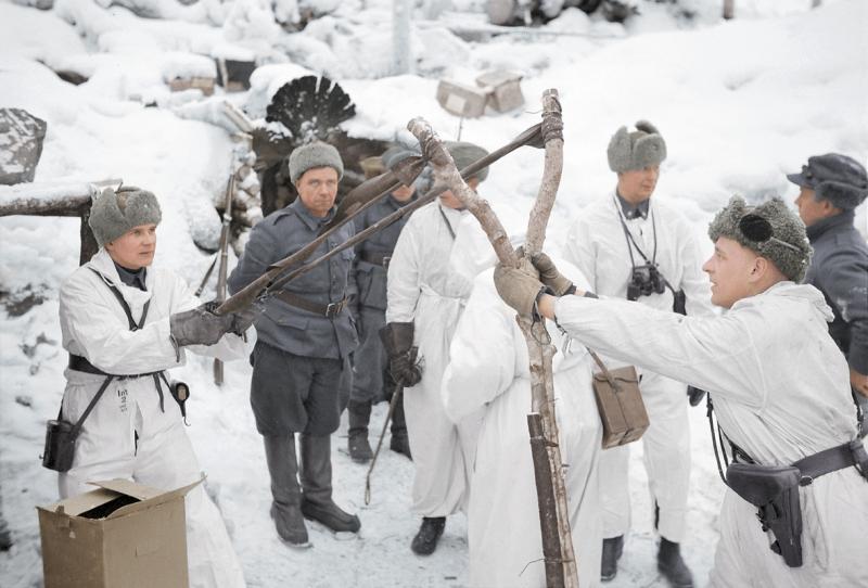 Suomijos kareiviai Žiemos karo metu timpa svaido granatas į sovietus