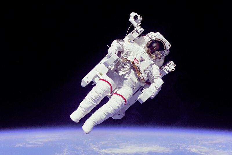 Bruce'as McCandlessas II atvirame kosmose, 1984 m.
