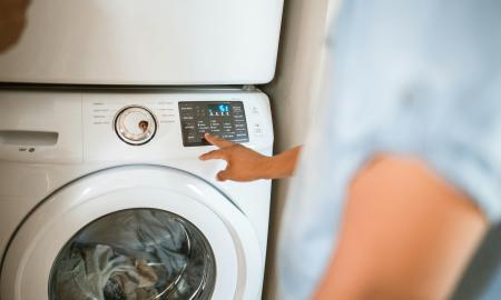 Gydytojas niekada neskalbia rūbų šioje temperatūroje: rojus bakterijoms