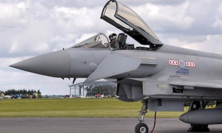 Neįtikėtina žinia. Atvyksta 40 naikintuvų „Eurofighter Typhoon“ (Video)