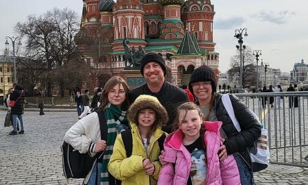 Iš „korumpuotos“ Amerikos pabėgo į „demokratinę“ Rusiją. „Gelbėkit! Maldaujam“ (Foto, Video)