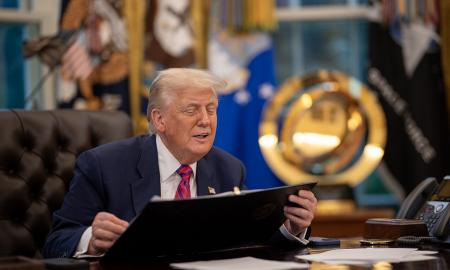 Trumpas susiriejo su buvusiu Rusijos prezidentu. Kas yra „Mirusi ranka“