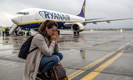 Ji klūpėdama verkė ir maldavo, kad ją įleistų į lėktuvą. „Ryanair“ išliko negailestingi (Video)