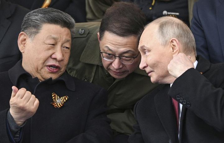 Xi Jinpingas ir Vladimiras Putinas 2025 m. gegužės 9 d. parade Maskvoje