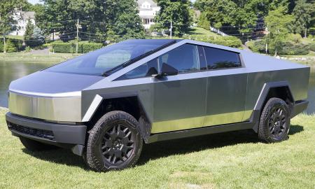 „Cybertruck“ prieš bombas ir raketas: JAV kariuomenė ruošia neįprastą bandymą