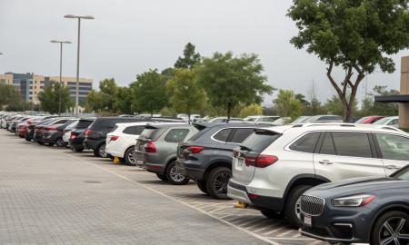 Raudonas lipdukas ant automobilio – tai gali kainuoti iki 100 000 €