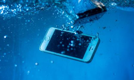 Ką daryti, jei telefonas įkrito į vandenį? „Tik NIEKADA to nedarykite!“