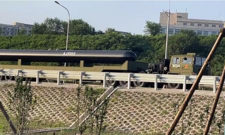 Pasaulio akys nukreiptos į Kiniją. „Gatvėse rieda galingi ginklai“ (Foto)