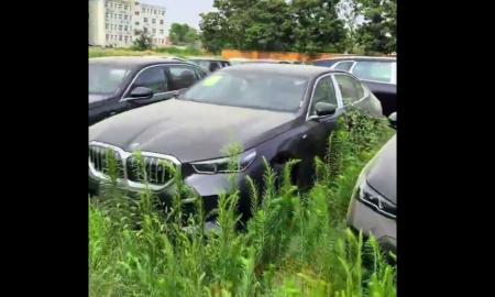 Milijono dolerių vertės nauji BMW pūva žolėse. Vokiečiai susiduria su problemomis (Video)