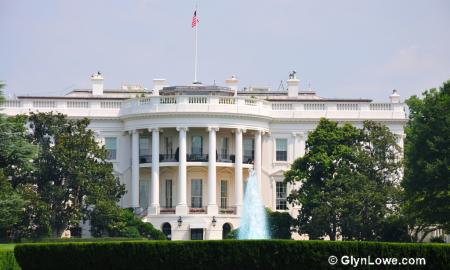 Trumpas įsakė nudažyti juodai. Kas vyksta?